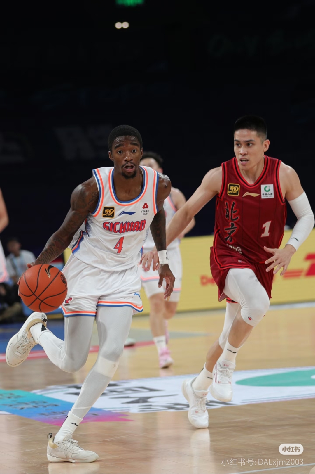 赛地聚焦——CBA季后赛集结日热度飙升；里尔豪取连胜；球迷炸锅；心理建设被强调的简单介绍